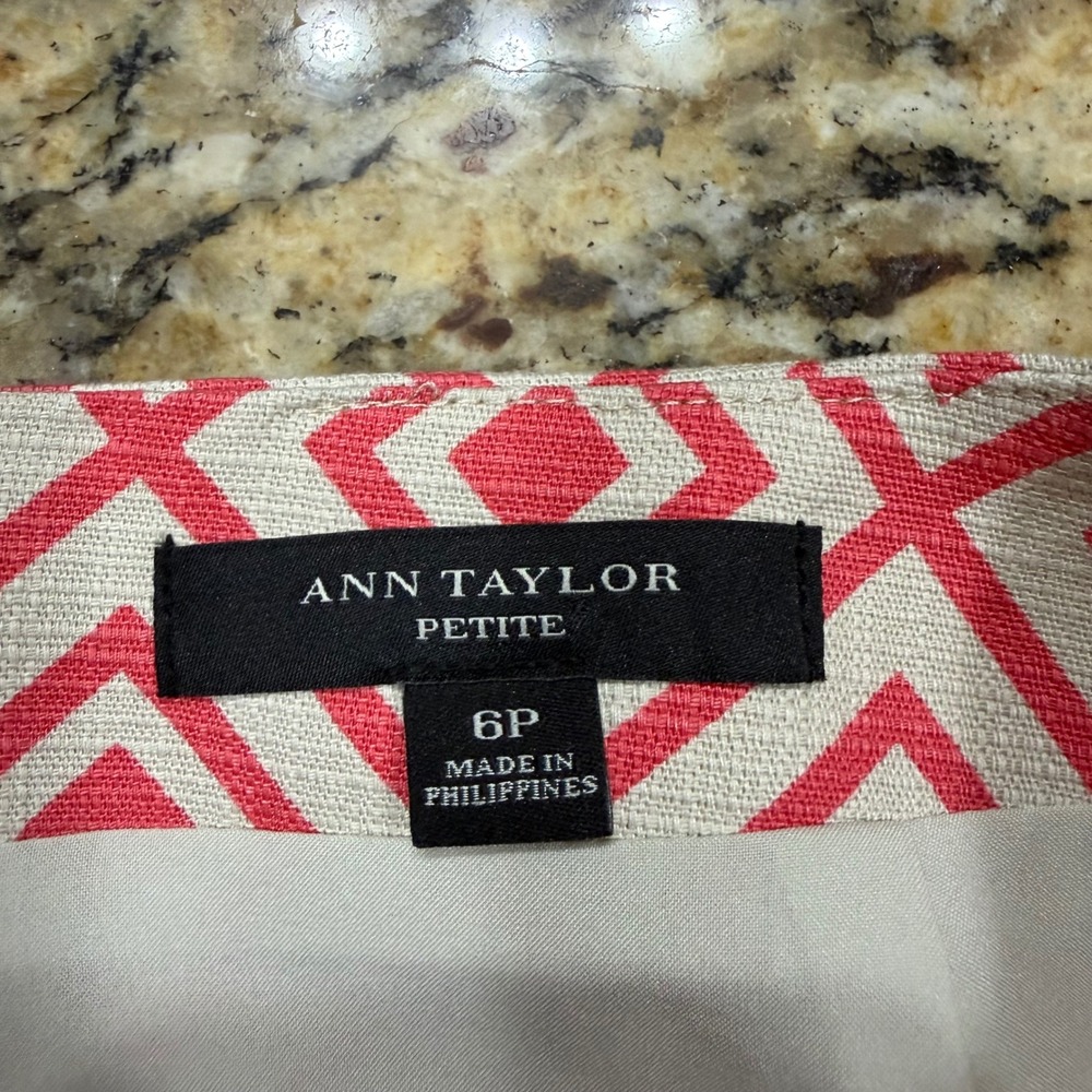 Ann Taylor Petite Red White Geometric Diamond Print Pencil Skirt Size 6P - Picture 2 of 5